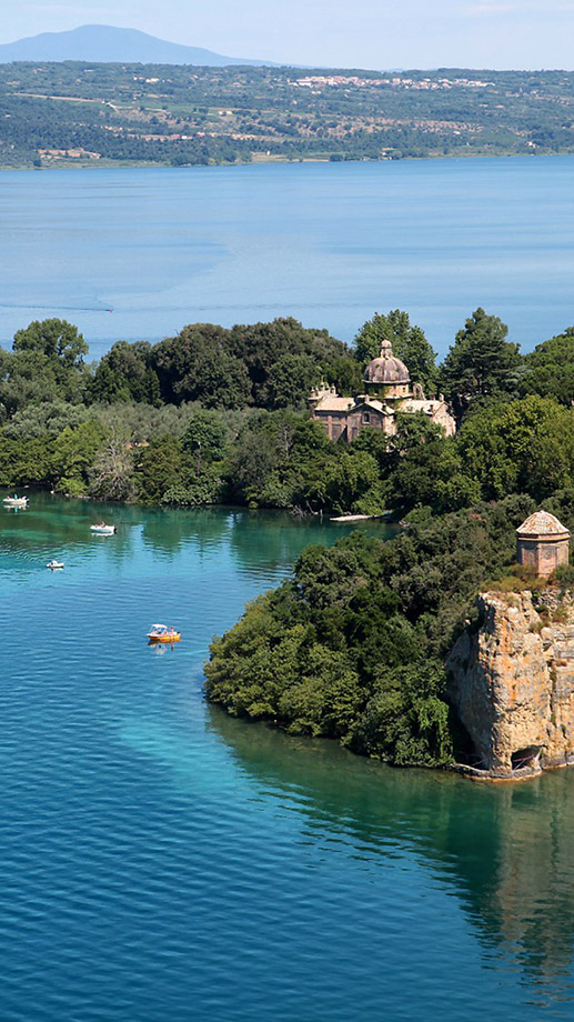 foto panoramica del Lago di Bolsena con Isola